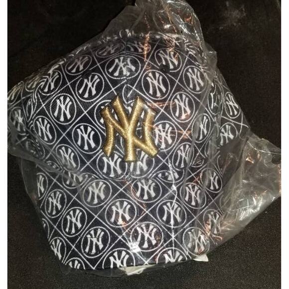 New Mens Black & White Adjustable Hat with Gold Logo One Size Fits All - Picture 2 of 4